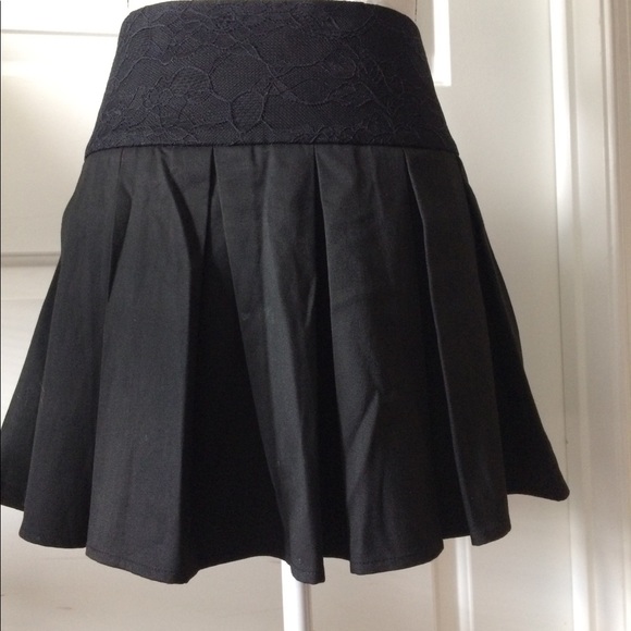 Bebe mini pleated skirt with lining - Picture 2 of 6